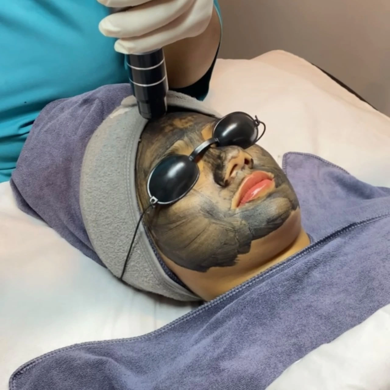 SkinzCantik facial treatment session